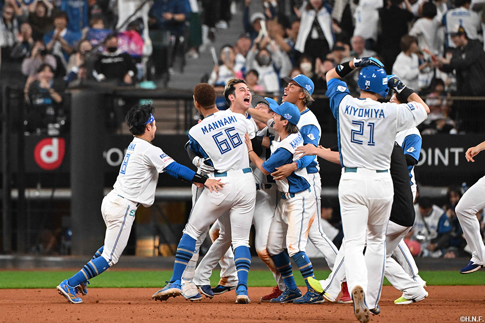 10回裏、サヨナラ適時打を放つ淺間選手05