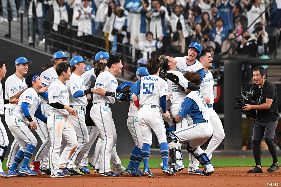 10回裏、サヨナラ適時打を放つ淺間選手07