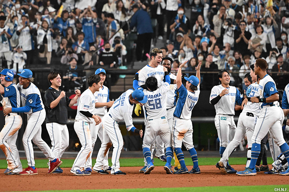 10回裏、サヨナラ適時打を放つ淺間選手08