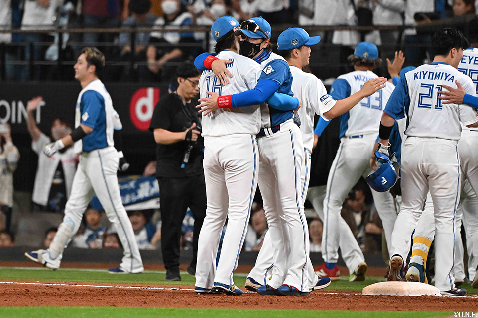 山﨑福投手と新庄監督02