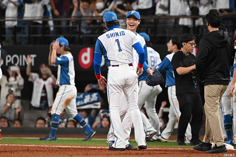 山﨑福投手と新庄監督03