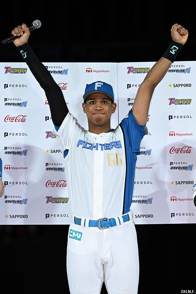 ヒーローの万波選手