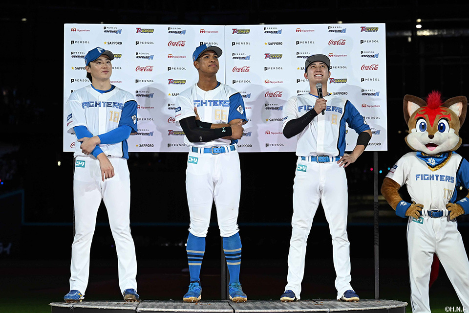 ヒーローの山﨑福投手、万波選手、淺間選手01