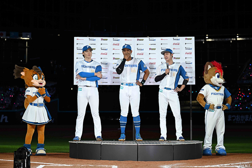 ヒーローの山﨑福投手、万波選手、淺間選手02