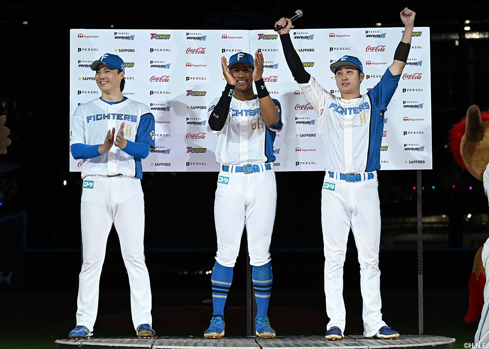 ヒーローの山﨑福投手、万波選手、淺間選手03