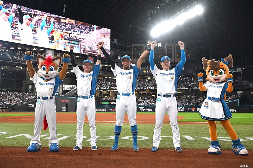 ヒーローの山﨑福投手、万波選手、淺間選手04