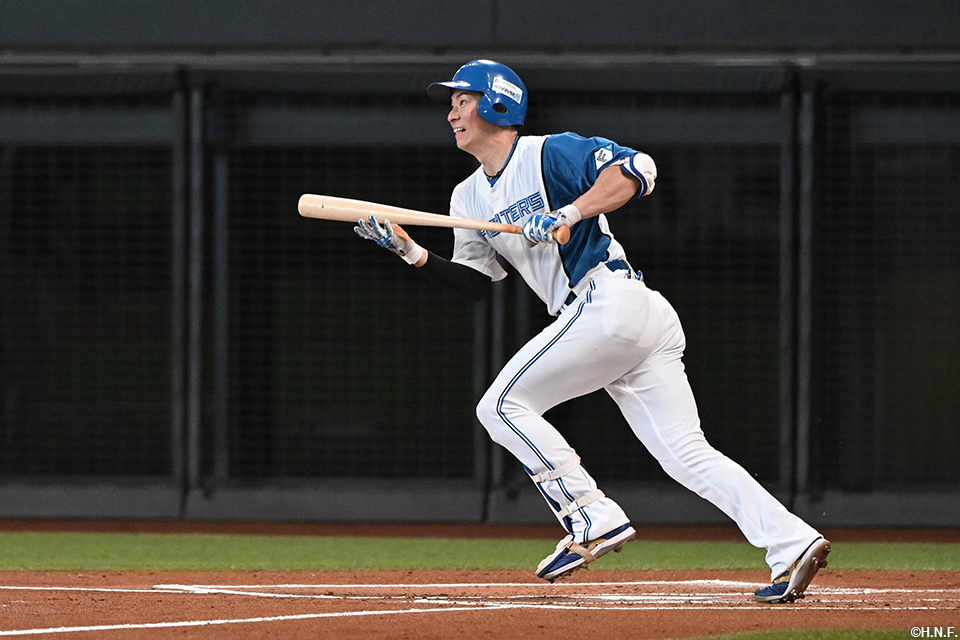 1回裏、センターへヒットを放つ松本剛選手01