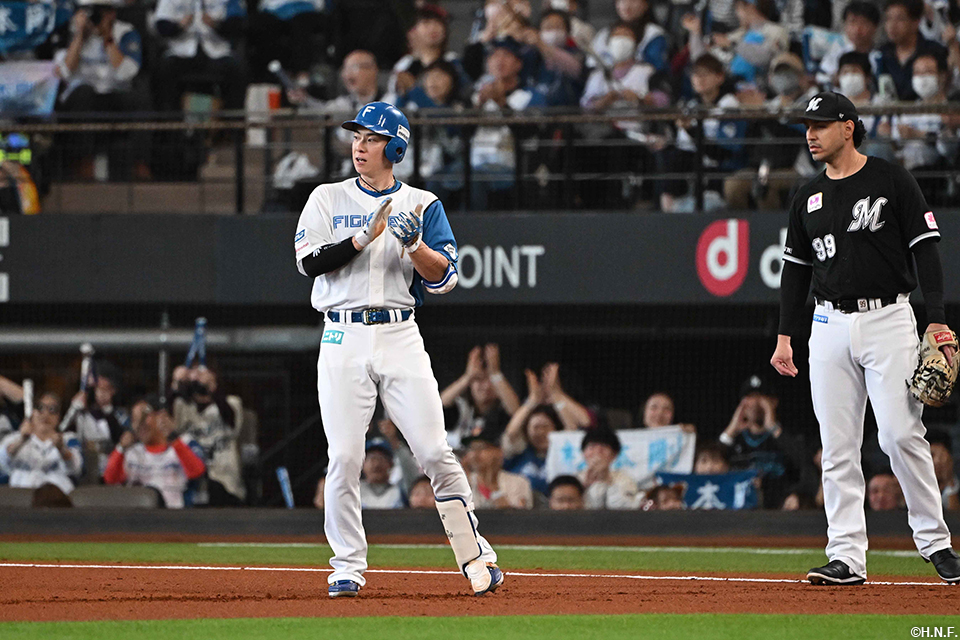 1回裏、センターへヒットを放つ松本剛選手02