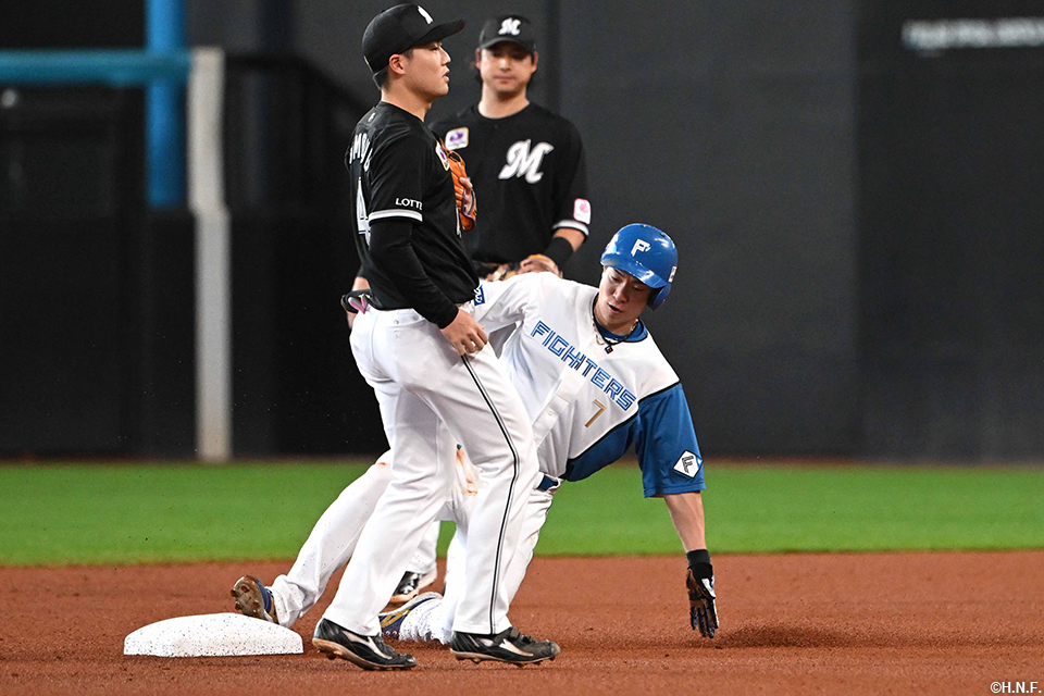 1回裏、盗塁をきめる松本剛選手