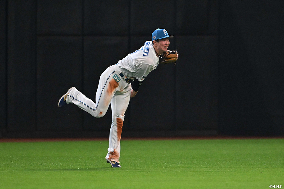 2回表、本塁へ送球する松本剛選手