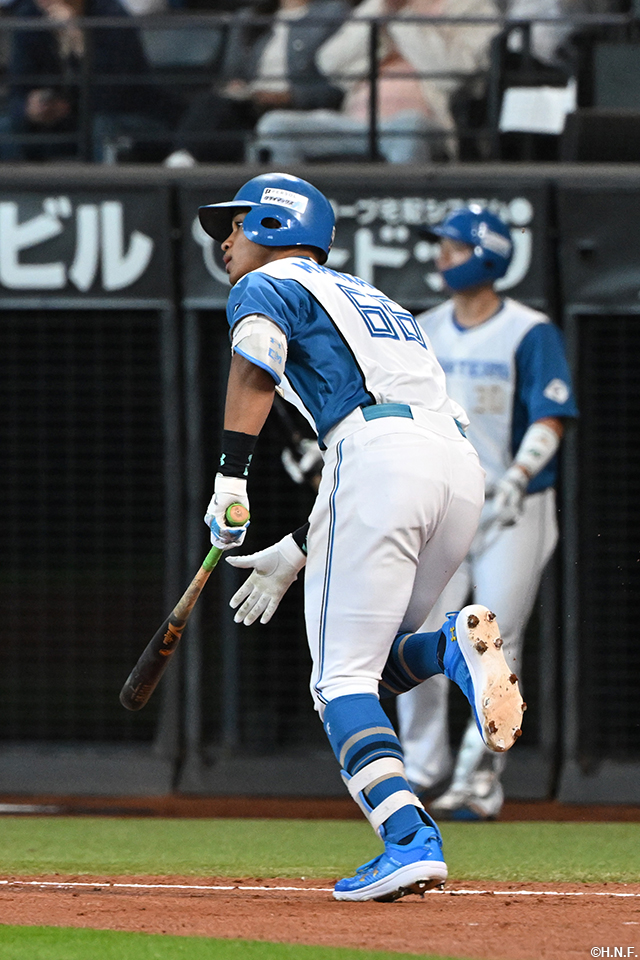 2回裏、センターへヒットを放つ万波選手01