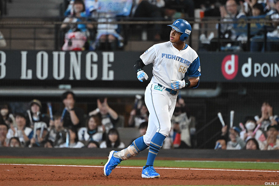 2回裏、センターへヒットを放つ万波選手02