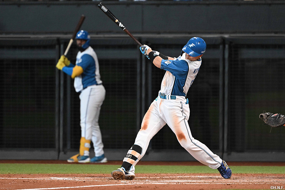 3回裏、同点となる2点適時打を放つ清宮選手01