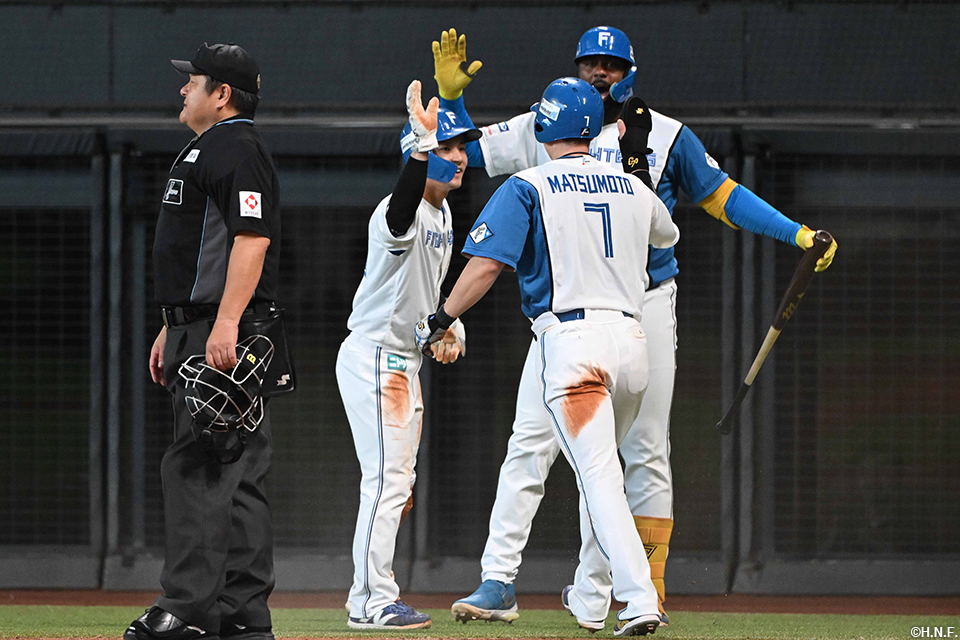 3回裏、生還した水野選手と松本剛選手01