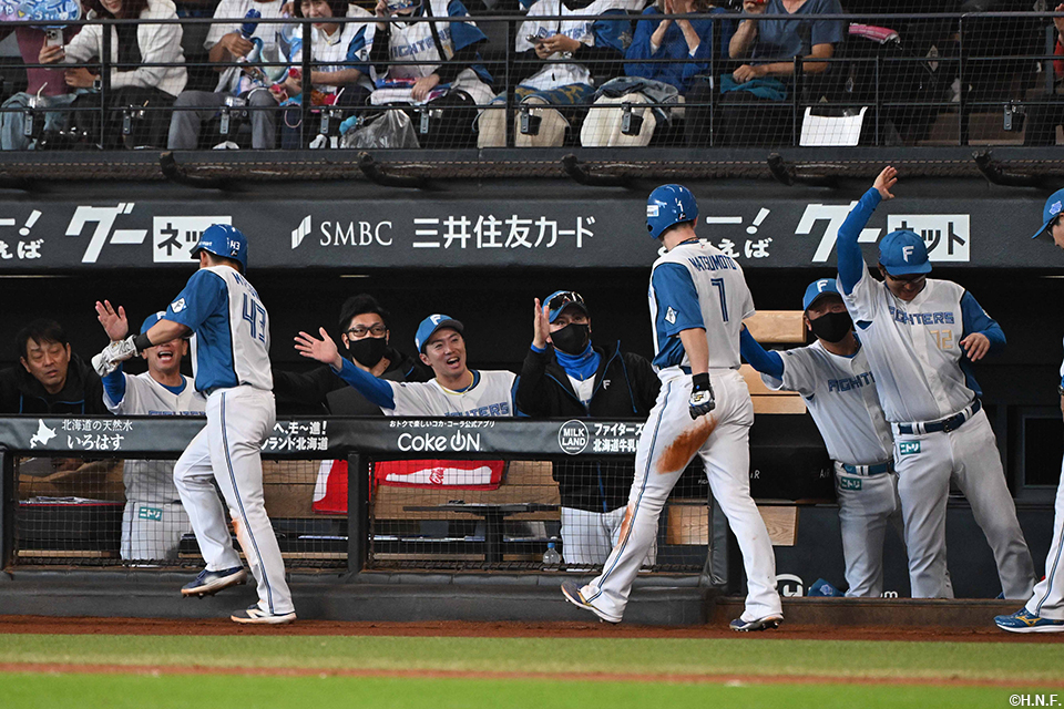 3回裏、生還した水野選手と松本剛選手02