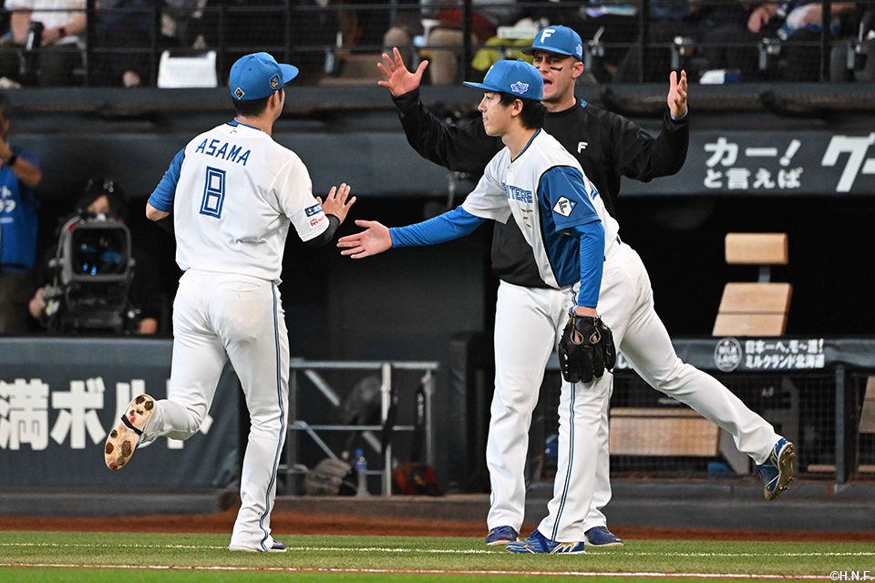 4回表、好守の淺間選手を迎える北山投手