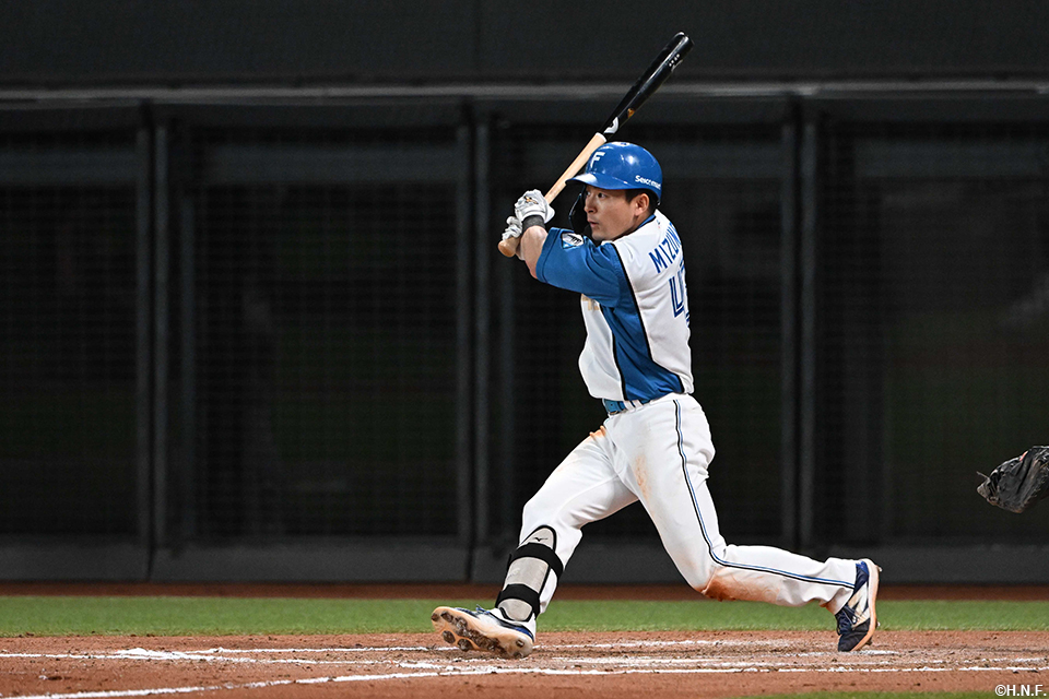 7回裏、勝ち越しの2点適時三塁打を放つ水野選手01
