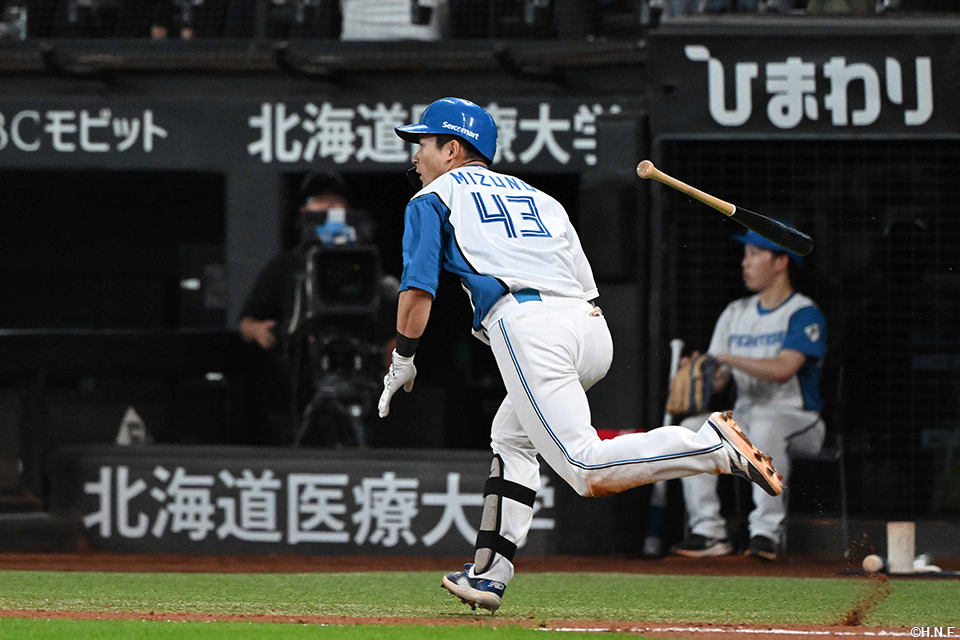 7回裏、勝ち越しの2点適時三塁打を放つ水野選手02