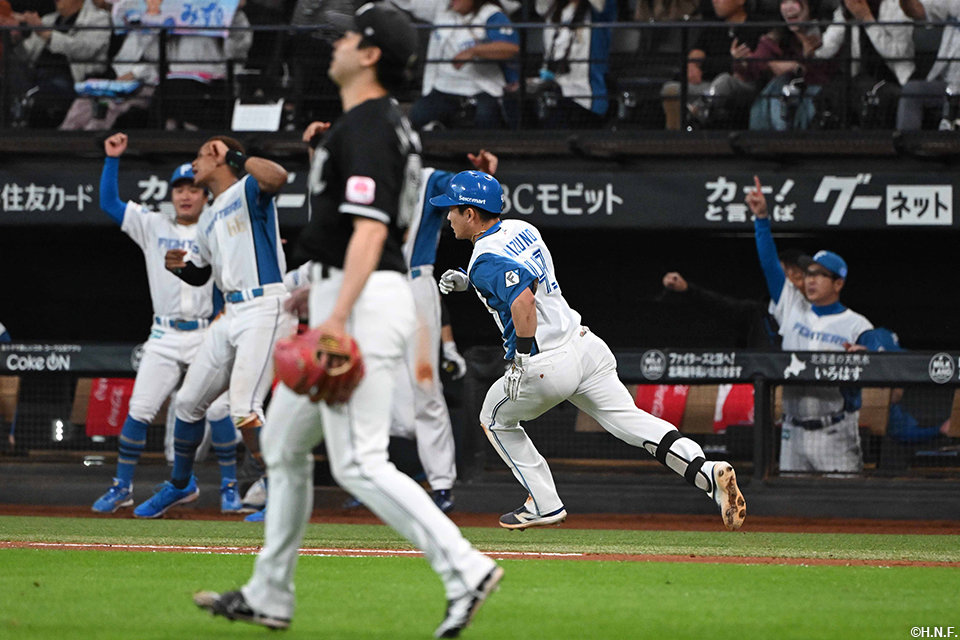 7回裏、勝ち越しの2点適時三塁打を放つ水野選手03