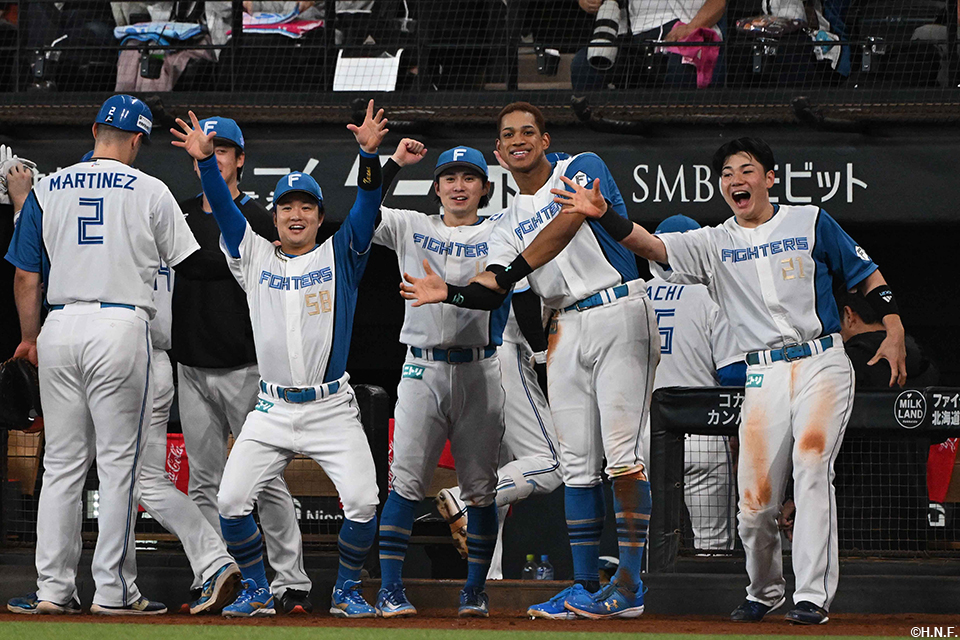 7回裏、勝ち越しを喜ぶベンチ01