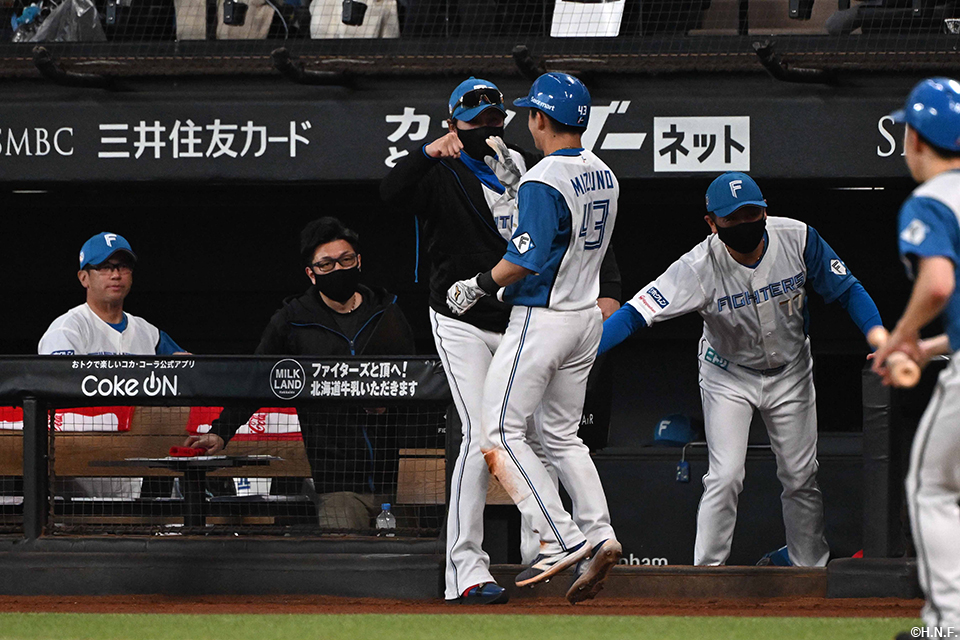 7回裏、水野選手を迎える新庄監督