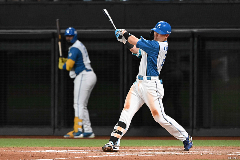 8回裏、ライトへヒットを放つ清宮選手01