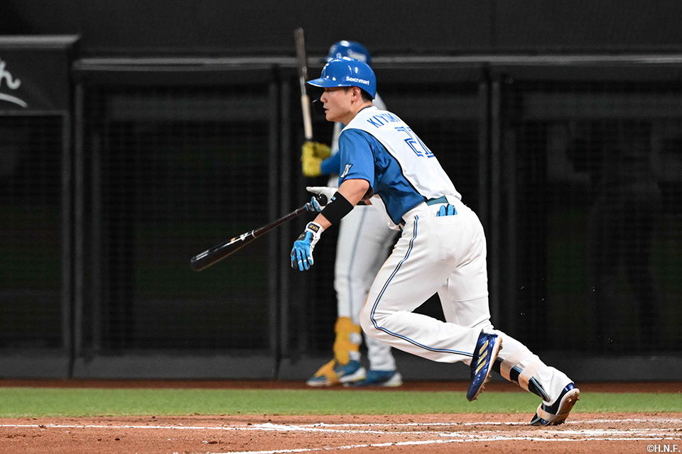 8回裏、ライトへヒットを放つ清宮選手02