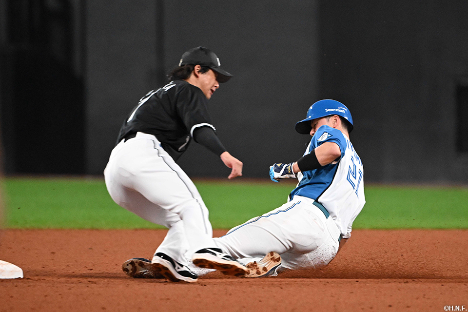 8回裏、盗塁をきめる清宮選手01