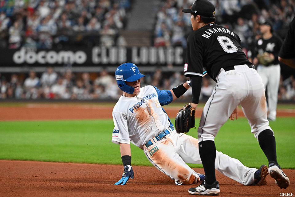 8回裏、盗塁をきめる清宮選手02