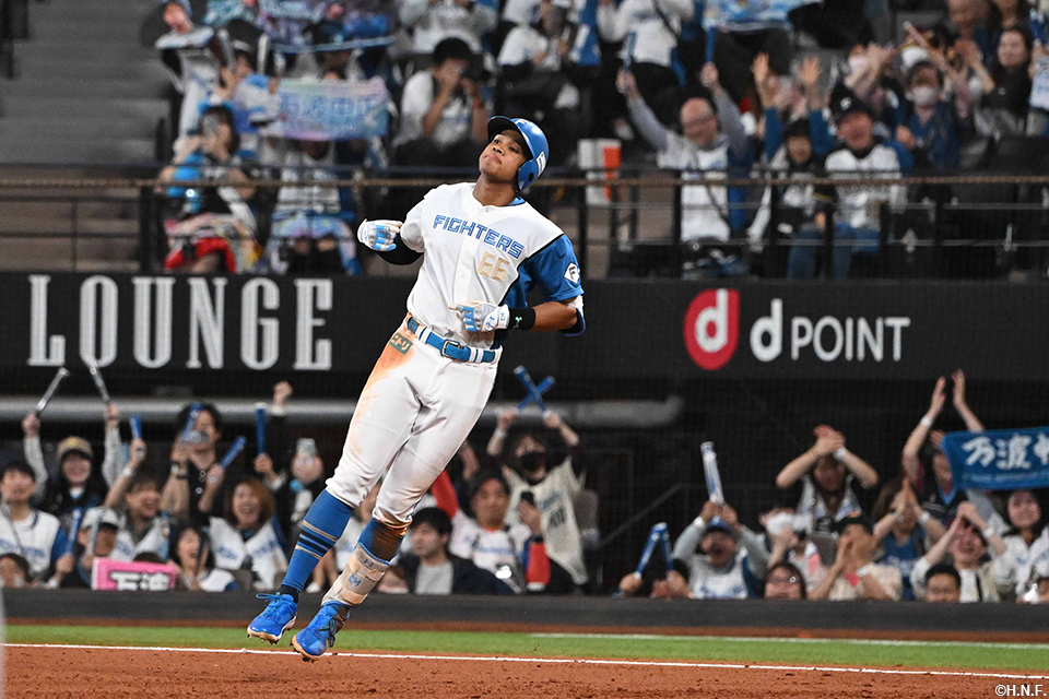 8回裏、適時打を放つ万波選手02