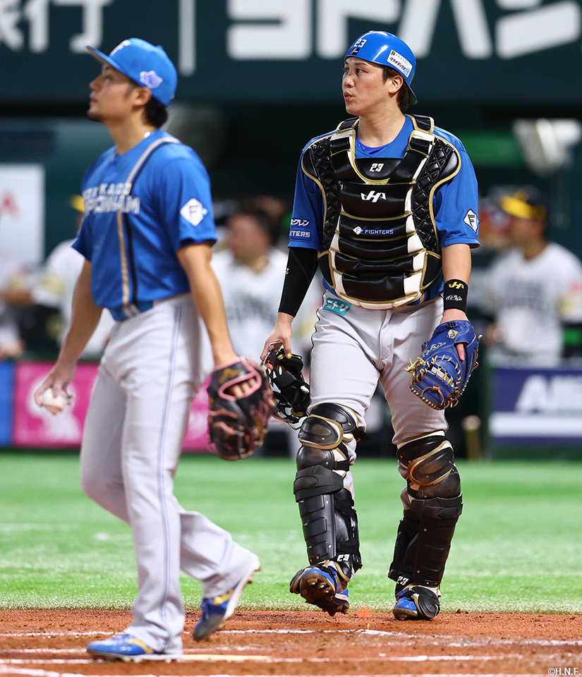 2回裏、先制を許した伊藤投手と伏見選手