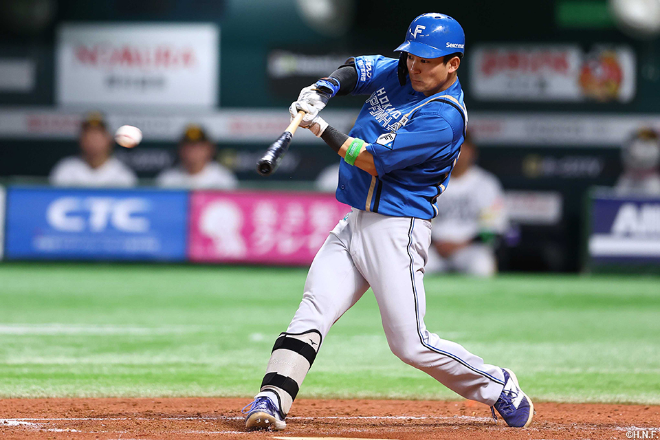 3回表、ライトへヒットを放つ水野選手