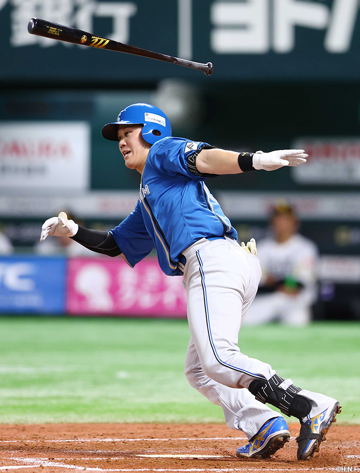 3回表、レフトへヒットを放つ伏見選手01