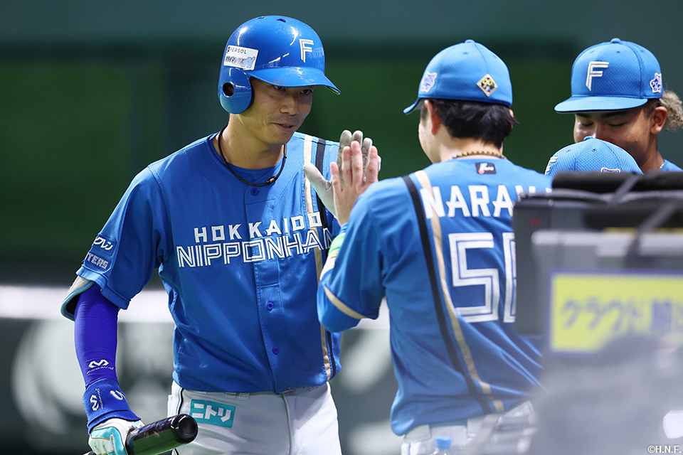 3回表、送りバントをきめた中島卓選手