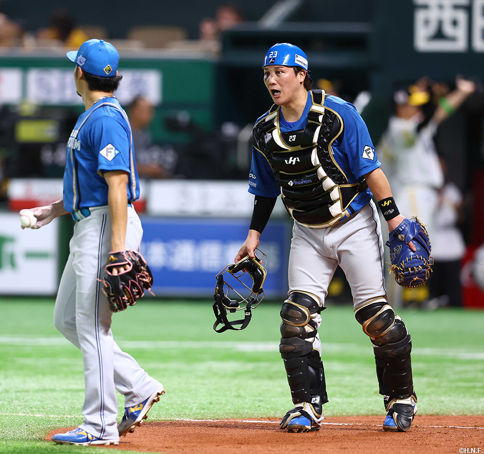 3回裏、伊藤投手に声をかける伏見選手