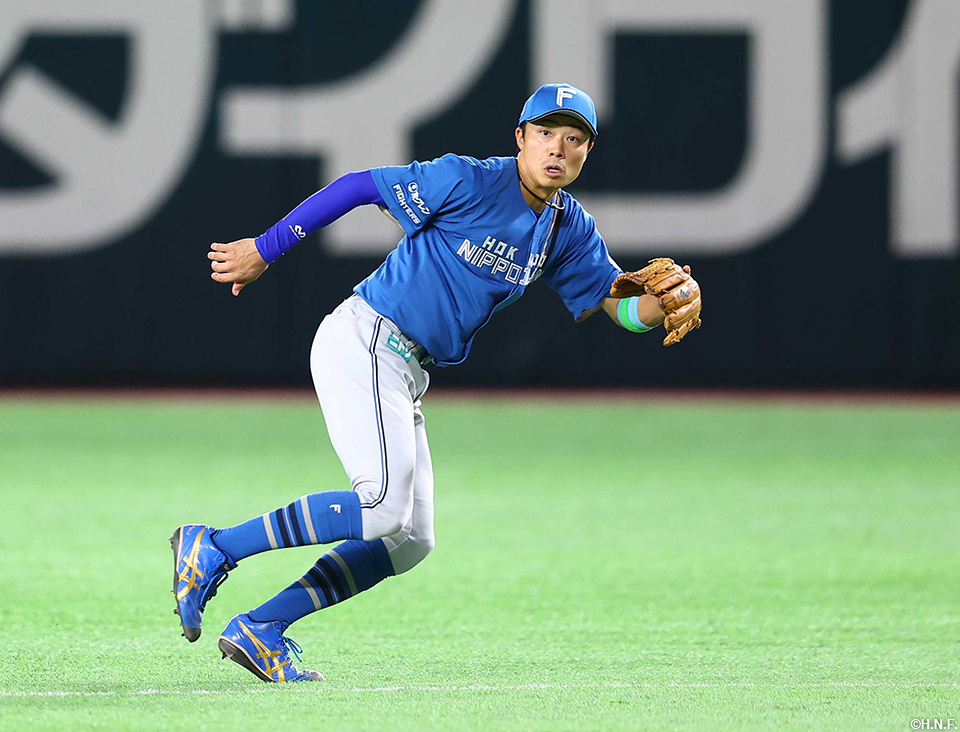 6回裏、打球を追う中島卓選手