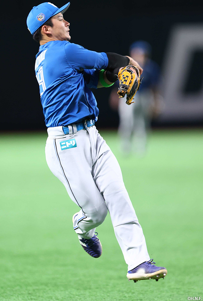 6回裏、一塁へ送球する水野選手