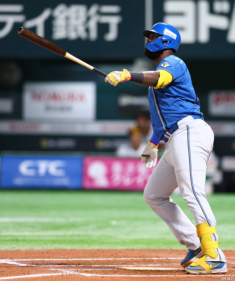 7回表、レフトスタンドへ一発を放つレイエス選手01