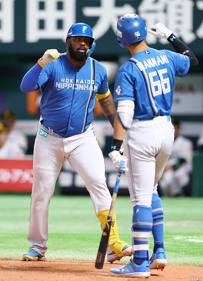 7回表、レフトスタンドへ一発を放つレイエス選手02