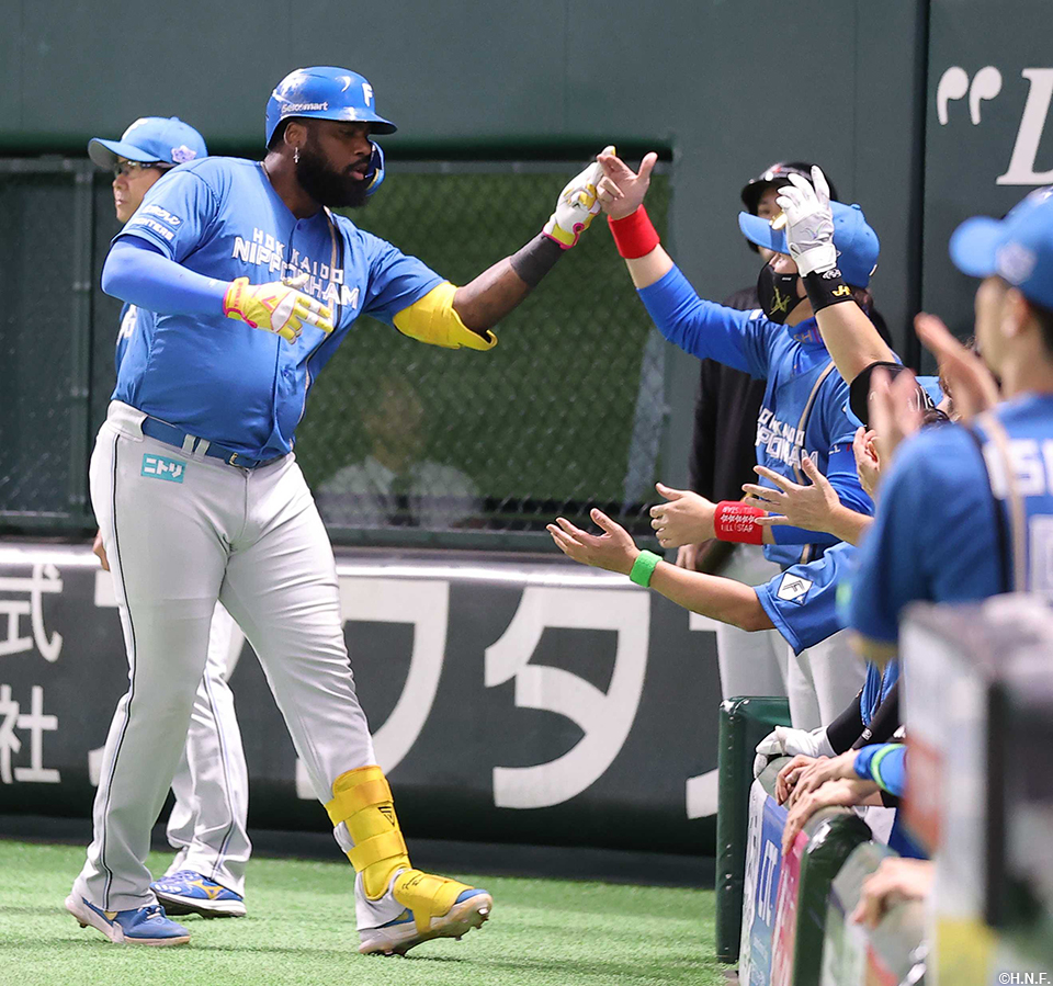 7回表、レフトスタンドへ一発を放つレイエス選手03