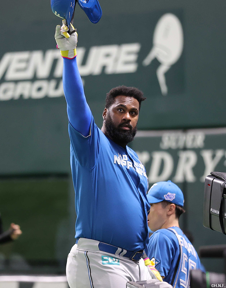 7回表、レフトスタンドへ一発を放つレイエス選手04