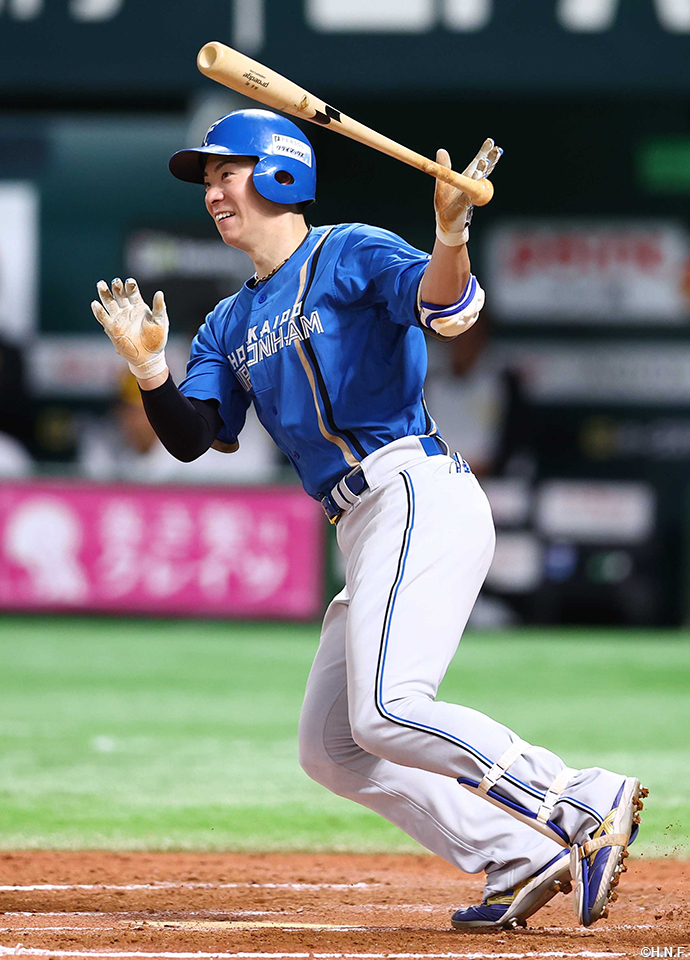 8回表、レフトへヒットを放つ松本剛選手