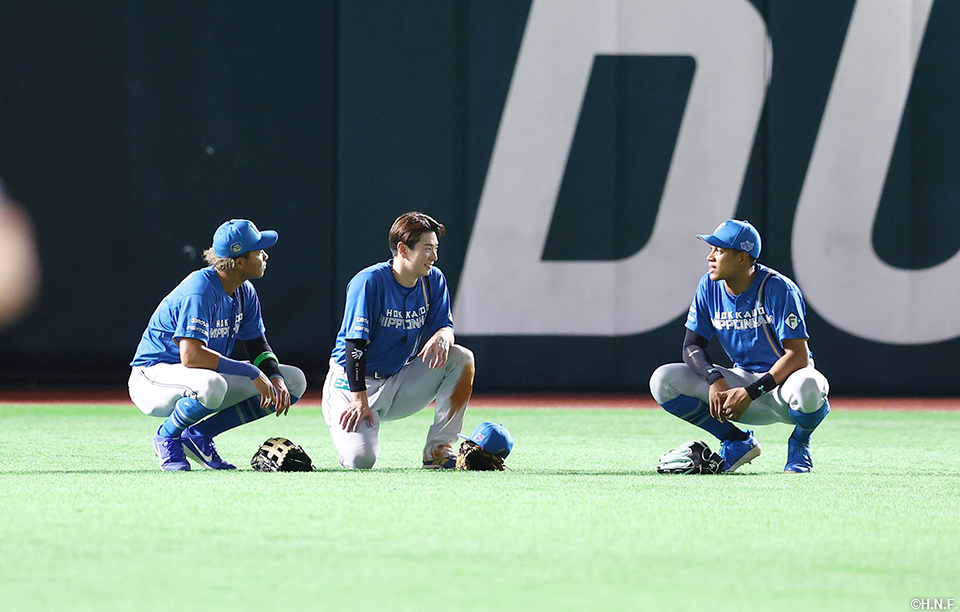 8回裏、投手交代中の外野陣