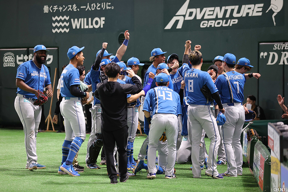 試合前、円陣を組む選手たち