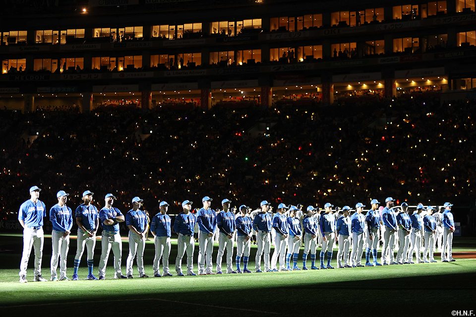 試合前、整列する選手たち