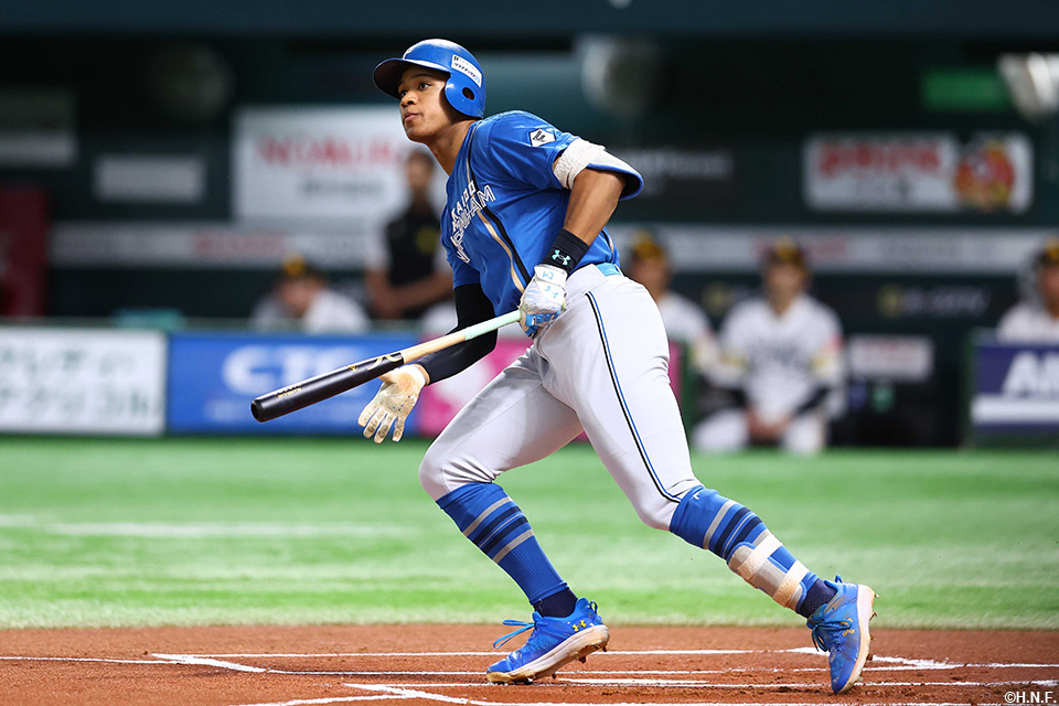 1回表、レフトへ二塁打を放つ万波選手01
