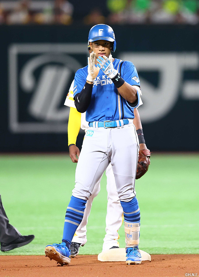 1回表、レフトへ二塁打を放つ万波選手02