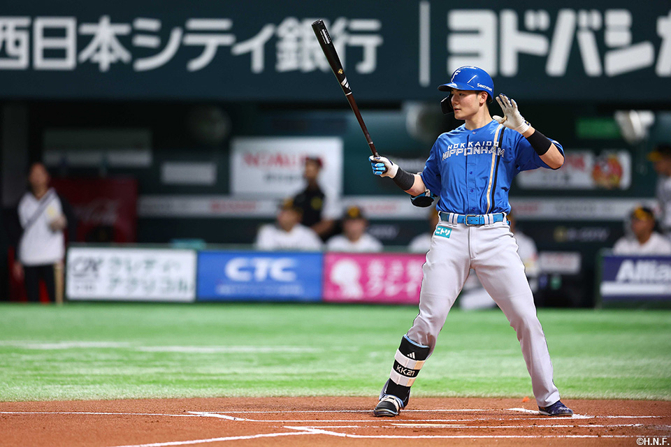 1回表、先制の適時二塁打を放つ清宮選手01