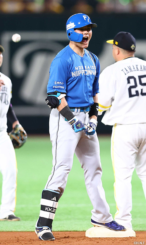 1回表、先制の適時二塁打を放つ清宮選手02