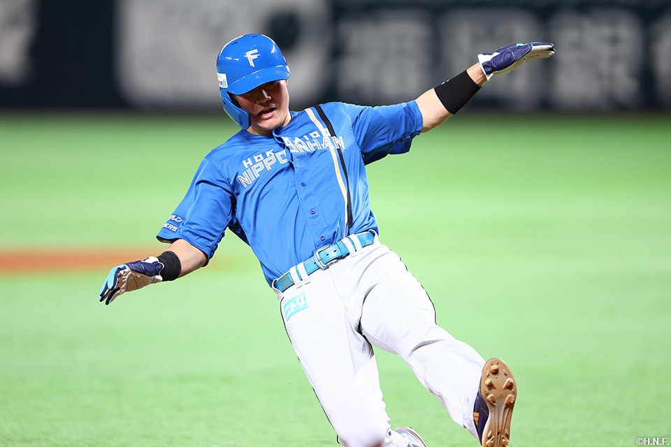 1回表、先制の適時二塁打を放つ清宮選手03